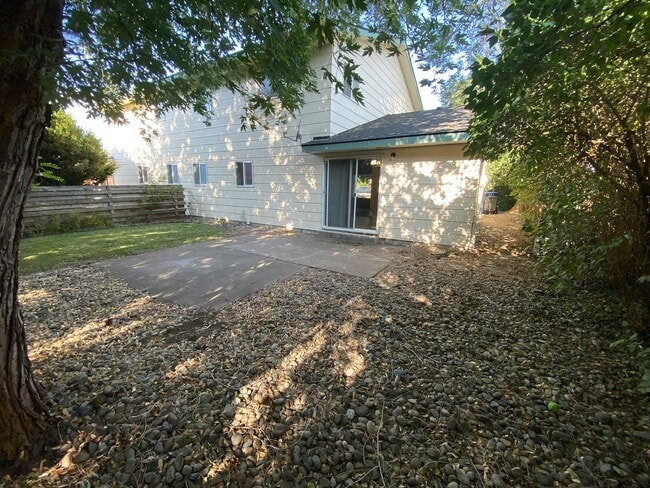 Building Photo - Spacious 3 Bedroom 1.5 Bath Duplex