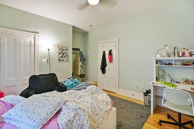 Building Photo - Great Mission Hill 4 bed