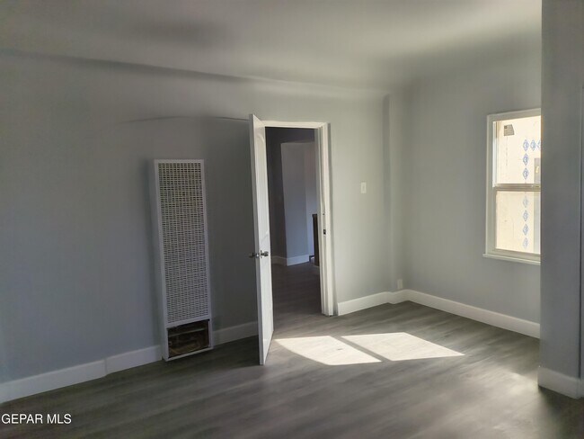 Building Photo - 714 N San Marcial St