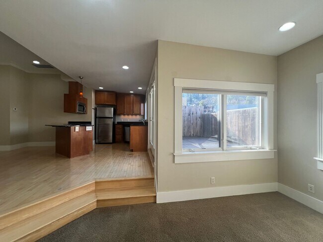 Building Photo - One Bedroom, One bath Apartment in Downtown Ashland | Available Now