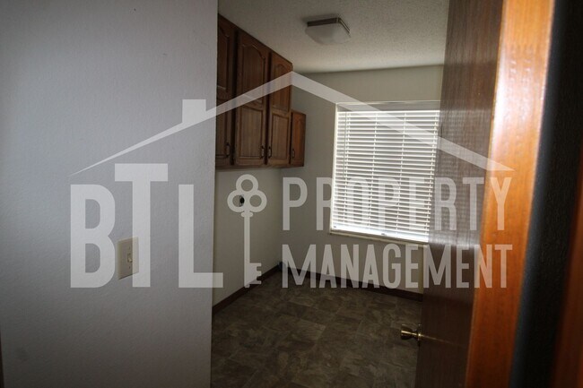 Building Photo - 130 Wilshire Dr