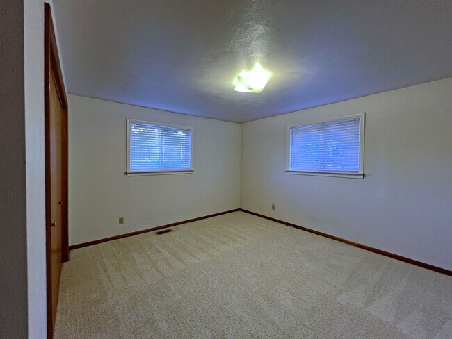 Building Photo - Rental ranch rambler - 3 bed, 2.5 bath, 2 ...