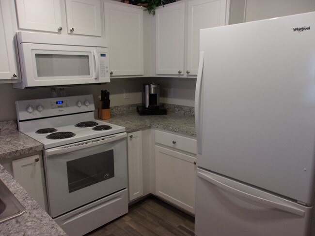 Building Photo - Cute Home Ready for Family