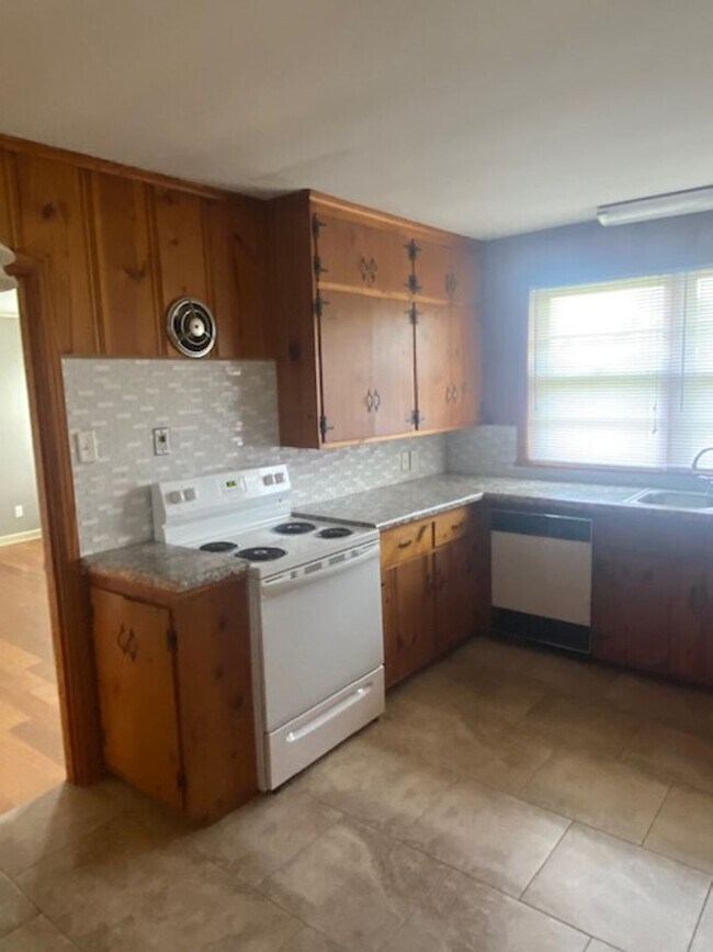 Building Photo - Renovated 3 Bedroom 3 Bath Home with Gameroom/4th Bedroom for Rent!