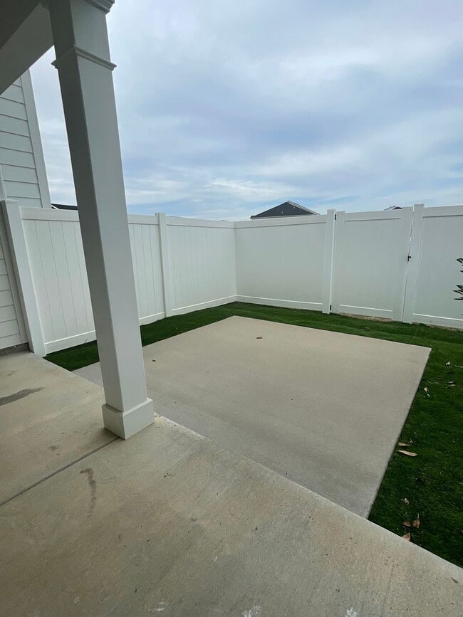 Building Photo - 4329 Doral Dr