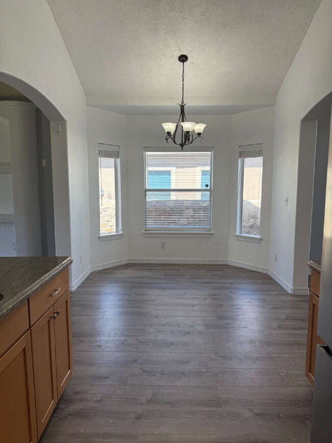 Building Photo - "Charming 3-Bedroom Retreat with 2 Full Ba...