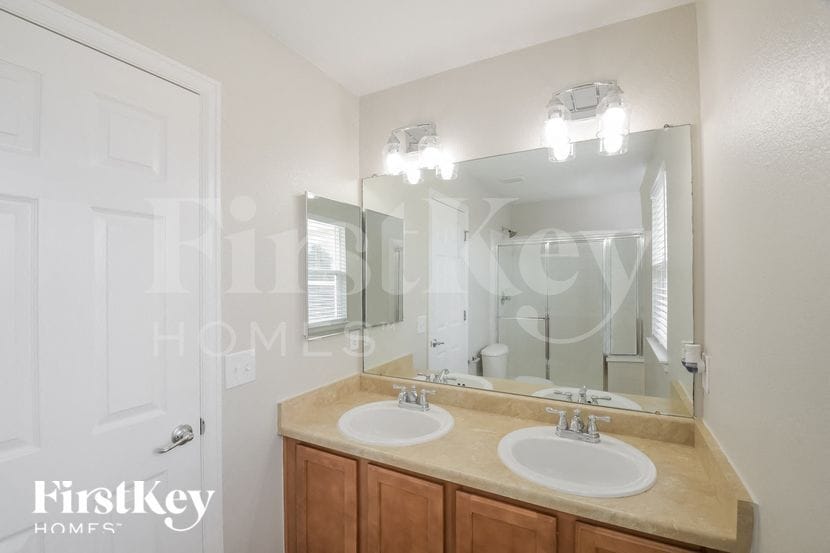 Building Photo - 892 Willow Dr