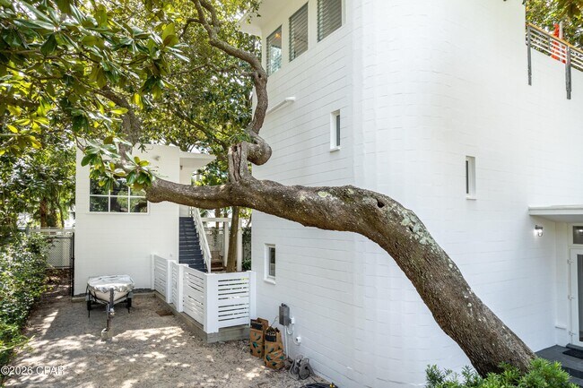 Building Photo - 2979 S County Hwy 395