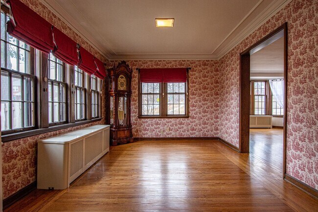 Building Photo - Gorgeous 5 Bedroom / 4.5 Bath Home located right off Happy Hollow Blvd!