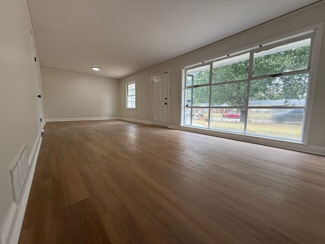 Building Photo - 3 BEDROOM 2 BATHS