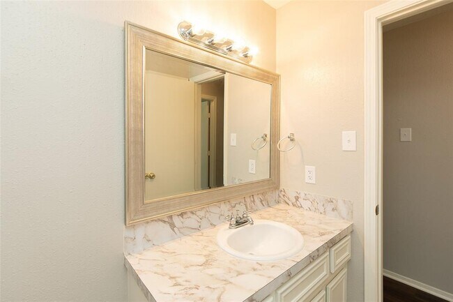 Building Photo - 2555 Halstead Dr