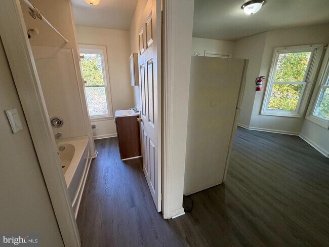 Building Photo - 110 W Main St