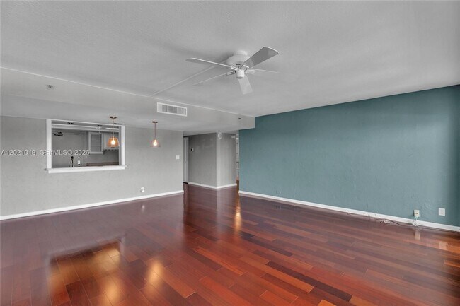 Building Photo - 3200 Port Royale Dr N