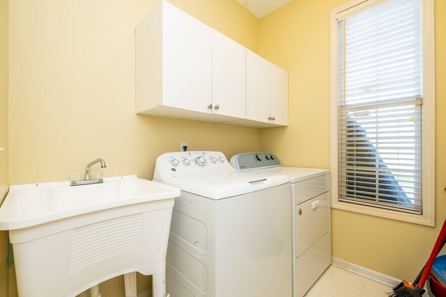 Building Photo - 466 Ivy Ln