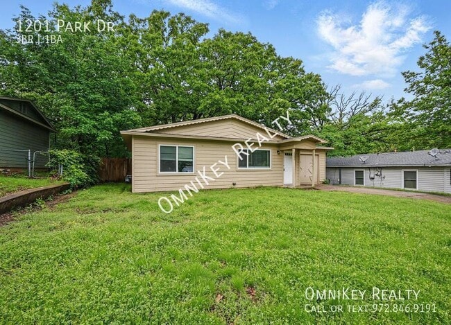 Building Photo - 1201 Park Dr