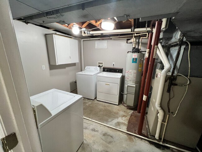 Building Photo - Beautiful 5 Bed House Perfectly Located Just 1 block from KSU!