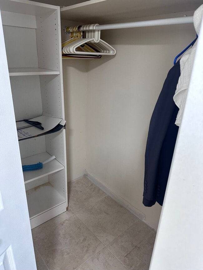 Building Photo - Studio in North Miami Beach Includes Utilities/ Estudio en North Miami Beach Incluye servicios pú...