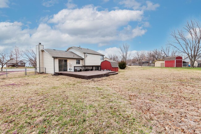 Building Photo - Stunning 3 Bed 2 Bath In Quiet Neighborhood