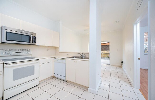 Building Photo - 1535 SE 26th St