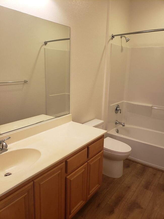 Building Photo - Newly Remodeled 3 bed 2.5 bath condo in qu...