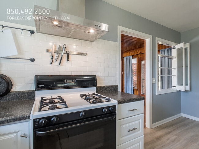 Building Photo - 1102 E Texar Dr