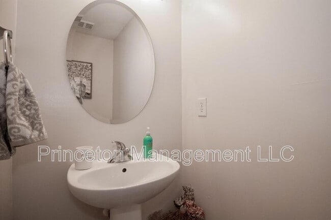 Building Photo - 137 Lynch Cir