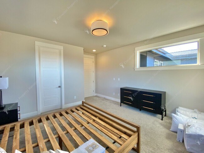 Building Photo - Luxury Single-Level 3BR - 3.5BA Living in Tetherow