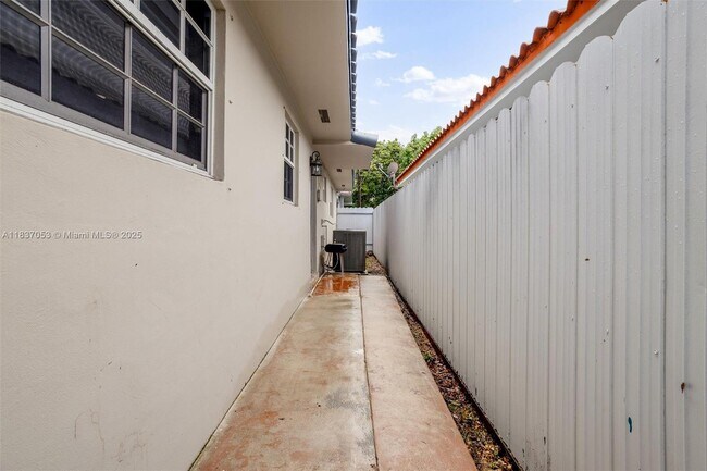 Building Photo - 3240 SW 69th Ave