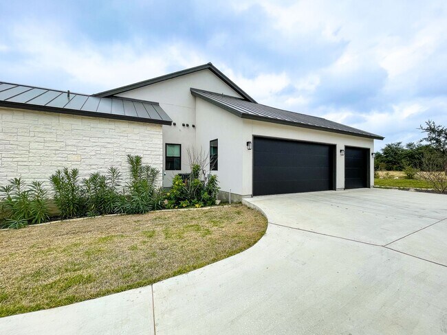 Building Photo - Copper Ridge Subdivision in New Braunfels