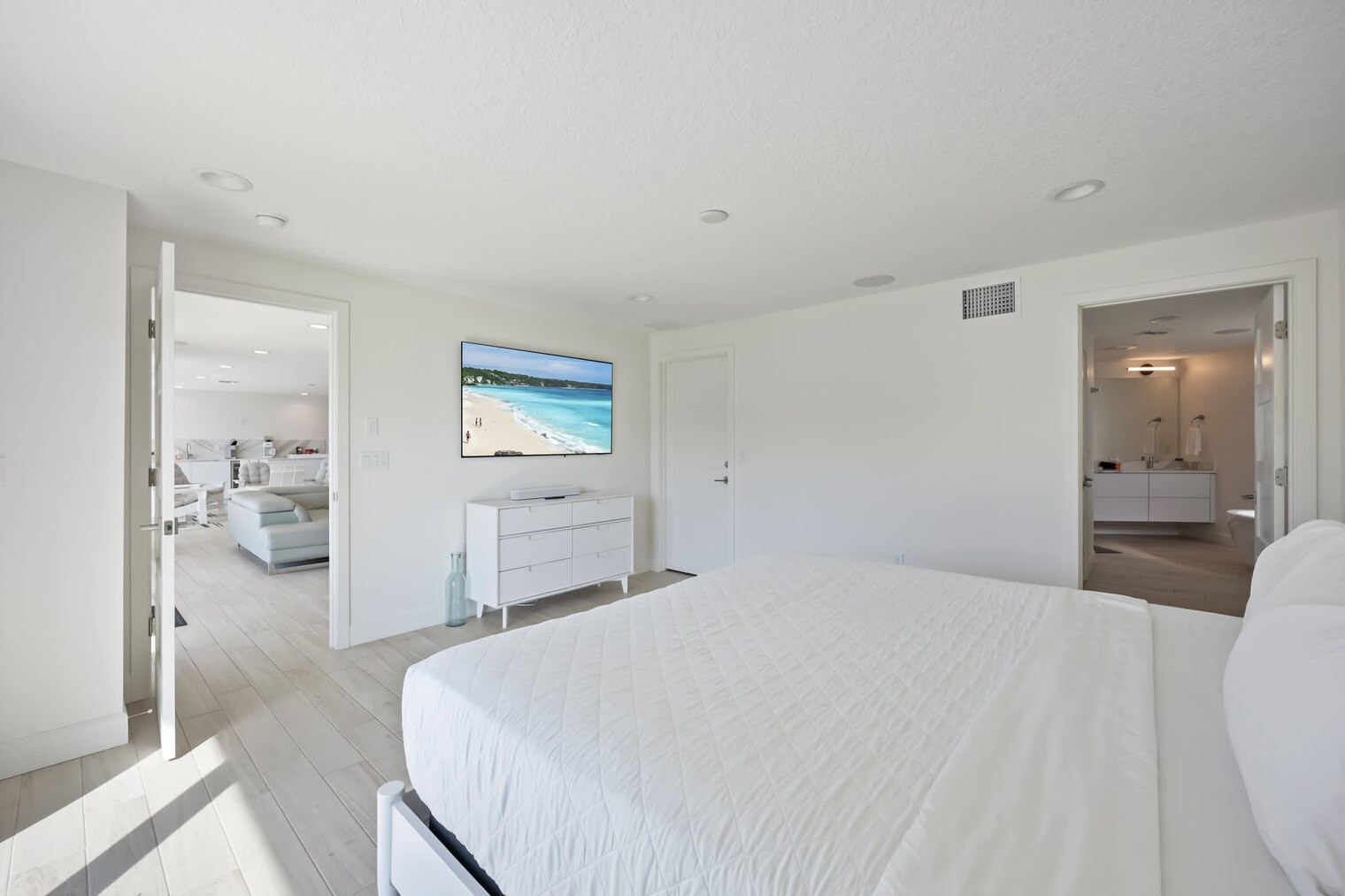 Building Photo - 220 June Dr