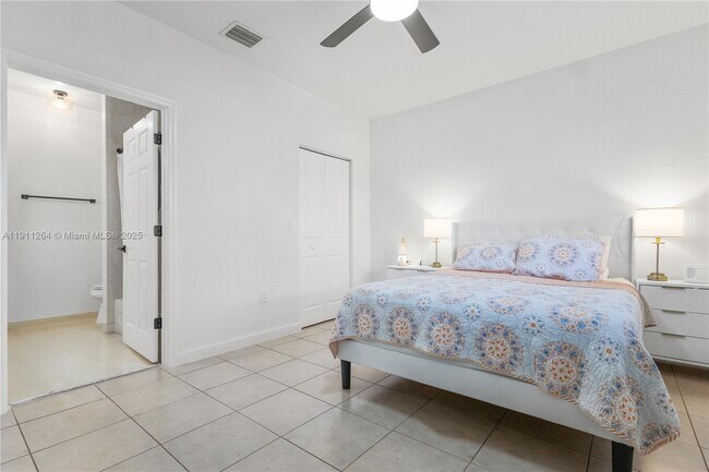 Building Photo - 2741 NE 4th St