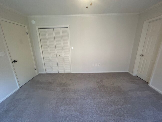 Building Photo - 5516 Lakeshore Dr