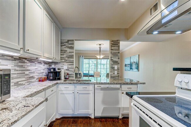 Building Photo - 1800 Stoney Brook Dr