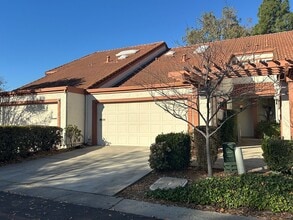 Building Photo - Bright and Spacious 2 Bedroom 2.5 Townhouse in Desirable Terrace Hills Community