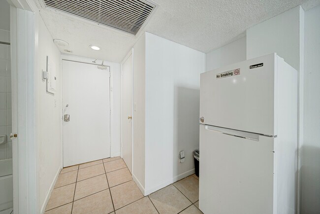 Building Photo - 6345 Collins Ave