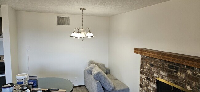 Building Photo - 2 Bed 1 Bath Daylight Basement property. P...