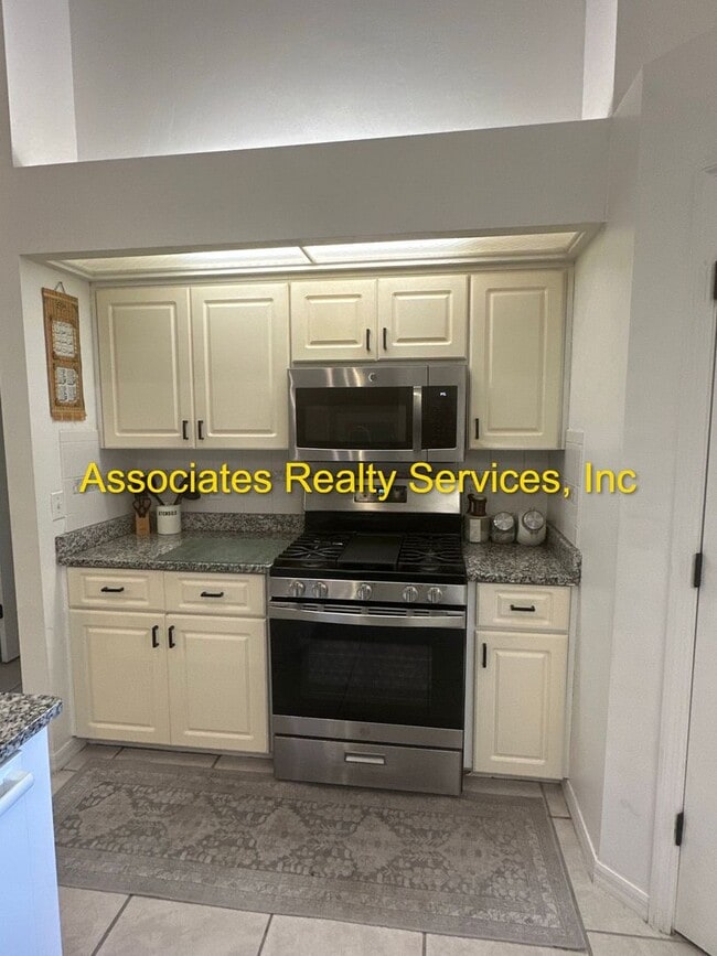Building Photo - Beautiful 4 Bedroom/3 Bathroom in BROADMOOR!