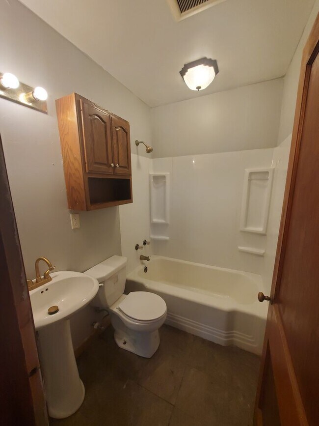 Building Photo - 3 bedroom, 1 bath in Rock island