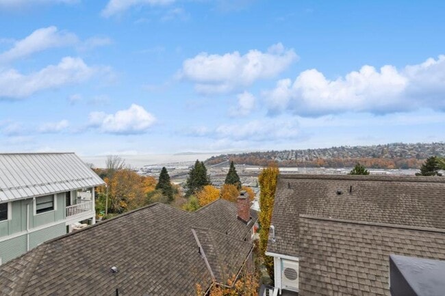 Building Photo - 3 bedroom in Seattle WA 98119