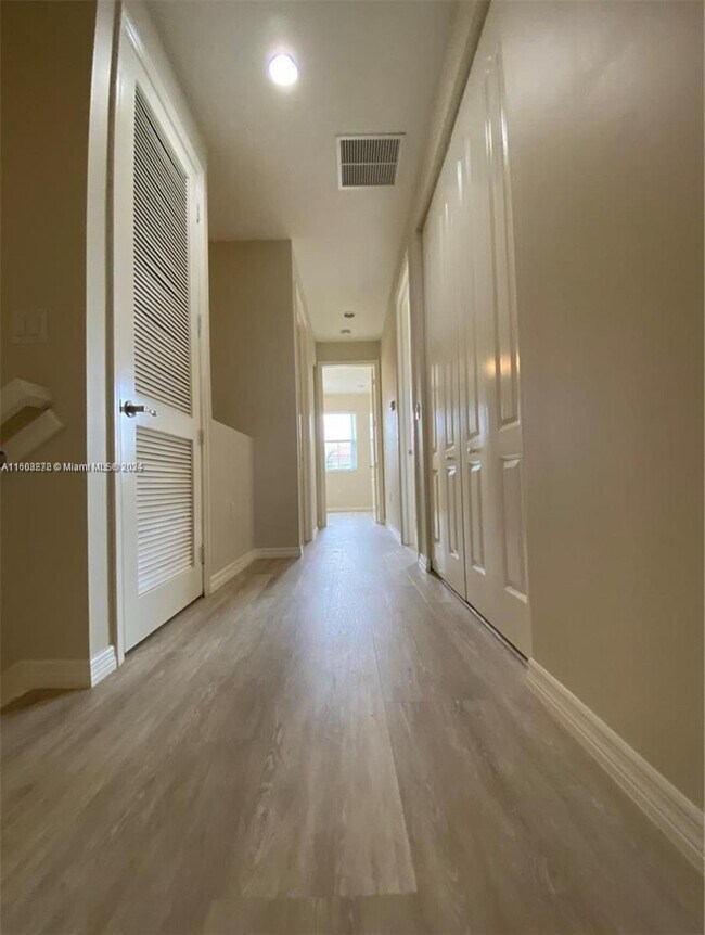 Building Photo - 5236 SW 77th Way