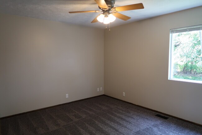 Building Photo - 2303 Nottingham Dr