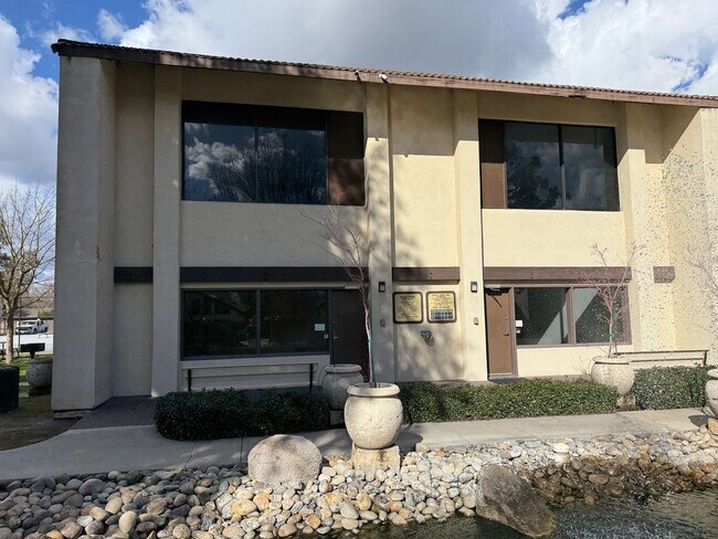 Building Photo - Executive 2-bedroom condo in gated community!