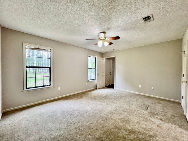 Building Photo - 3 bedroom 2.5 bath home
