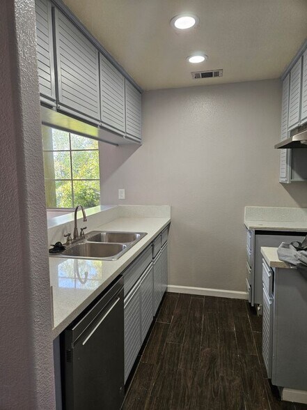 Building Photo - 15341 Hunsaker Ave