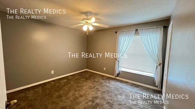 Building Photo - 895 Villa Dr
