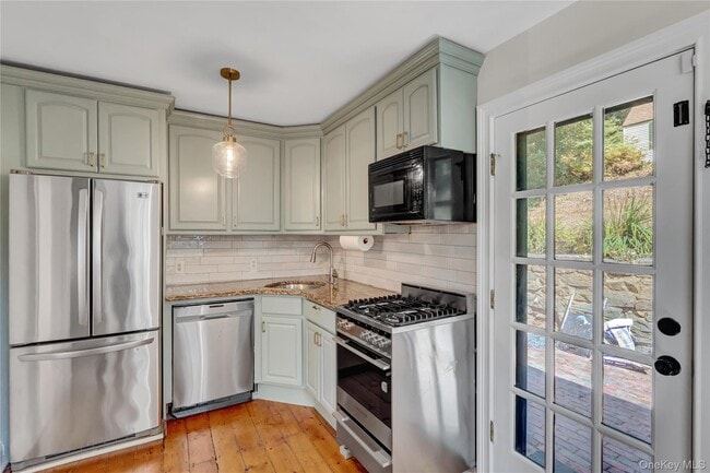 Building Photo - 324 Woodbine Ave