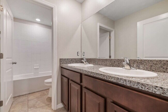Building Photo - "Spacious 5-Bedroom Retreat in Tampa with 2.5 Baths and 2,215 Sq Ft of Comfort!"