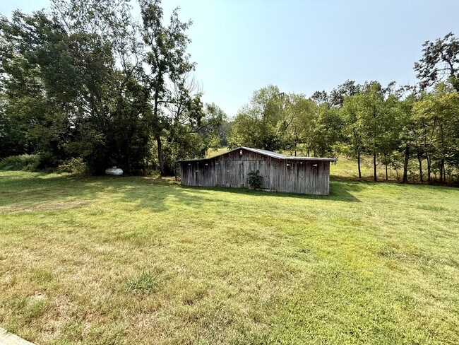 Building Photo - 690 Floyd Switch Estesburg Rd