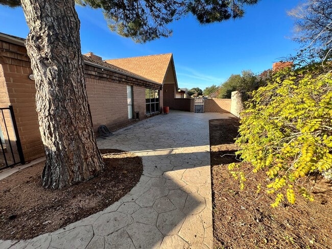 Building Photo - 10 Arroyo-Santiago