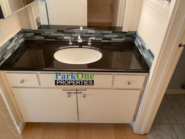 Building Photo - Spacious 2 bed / 2 bath condo in great location.